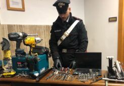 Carabinieri con gli arnesi sequestrati alla coppia di albanesi