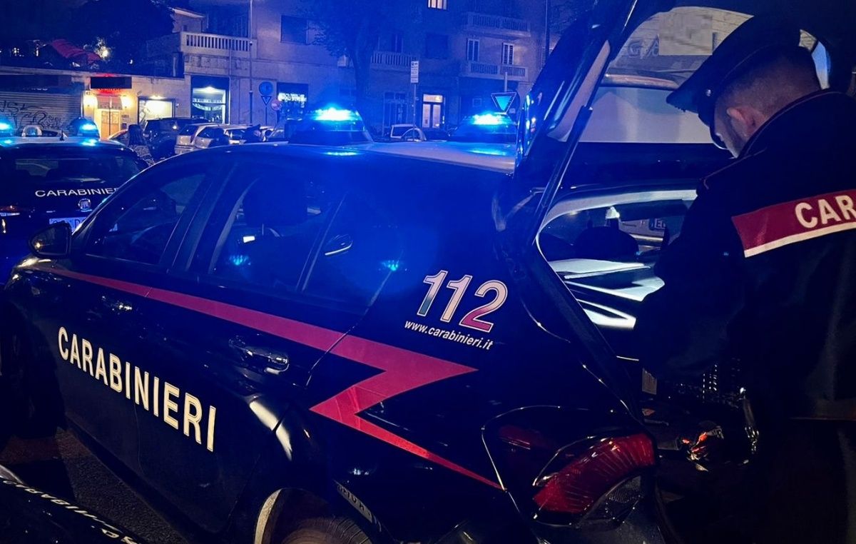 Roma, avrebbe dovuto amarla invece l'ha prima picchiata e poi le ha sottratto il telefonino. Arrestato dai carabinieri un uomo di 45 anni.