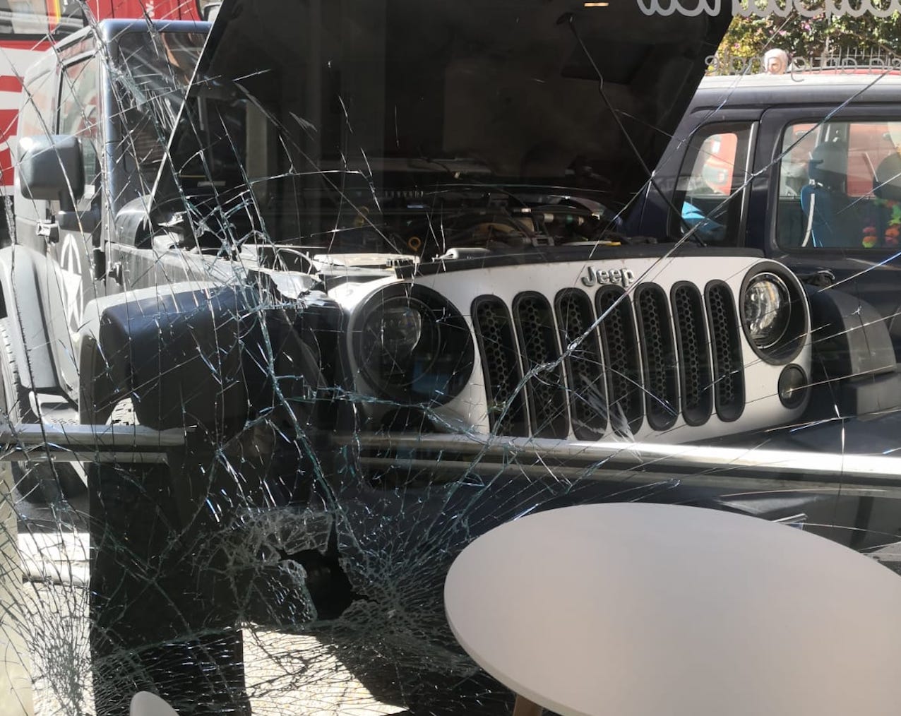 Jeep ingrande vetrina gelateria a Roma
