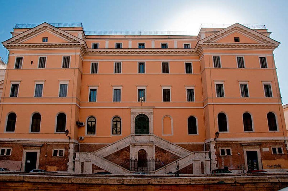 Il liceo cavour di Roma dove il compito di un ragazzo trans è stato rifiutato da un professore