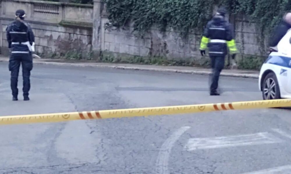 Incidente mortale a Roma, scontro auto scooter sulla Flaminia: perde la vita una donna di 56 anni