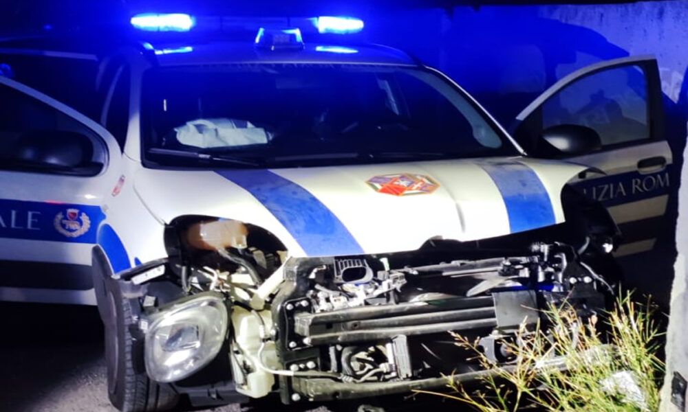 Polizia locale centrata da un'auto davanti al campo rom