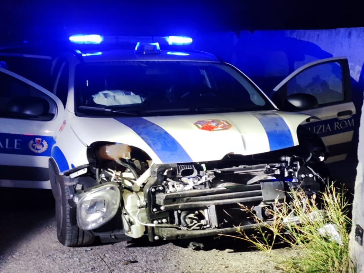 Polizia locale centrata da un'auto davanti al campo rom