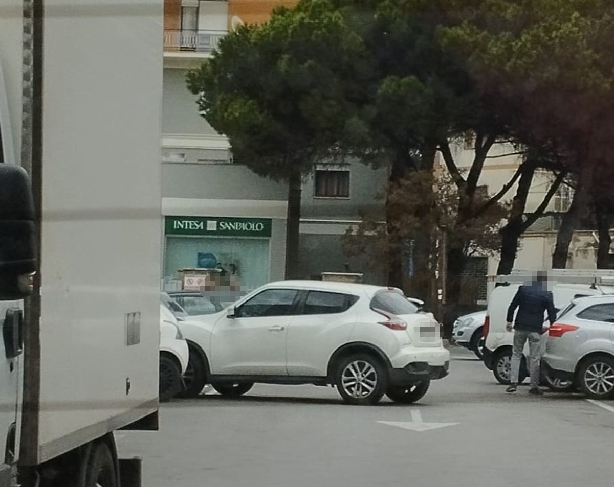 Macchina parcheggiata in mezzo alla strada pomezia