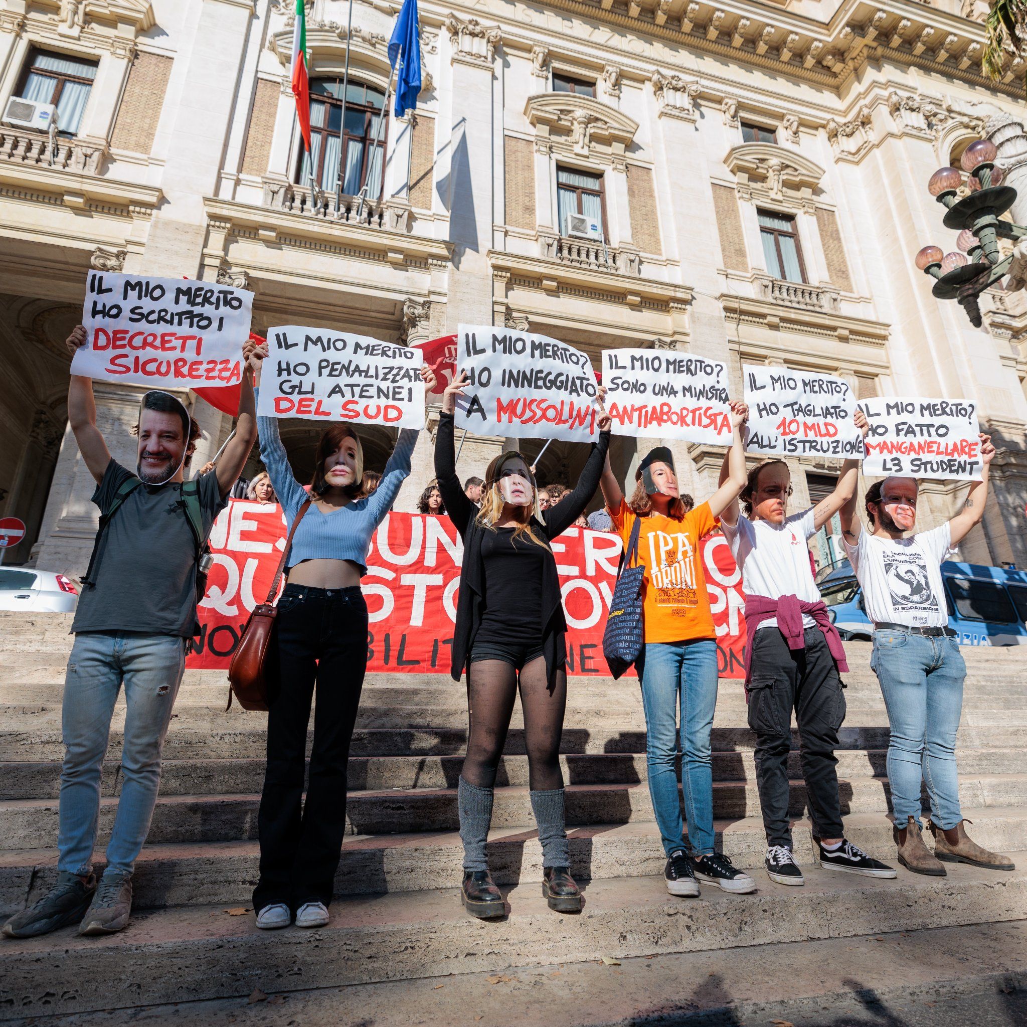 flash mob degli studenti davanti al ministero per protestare contro il Governo