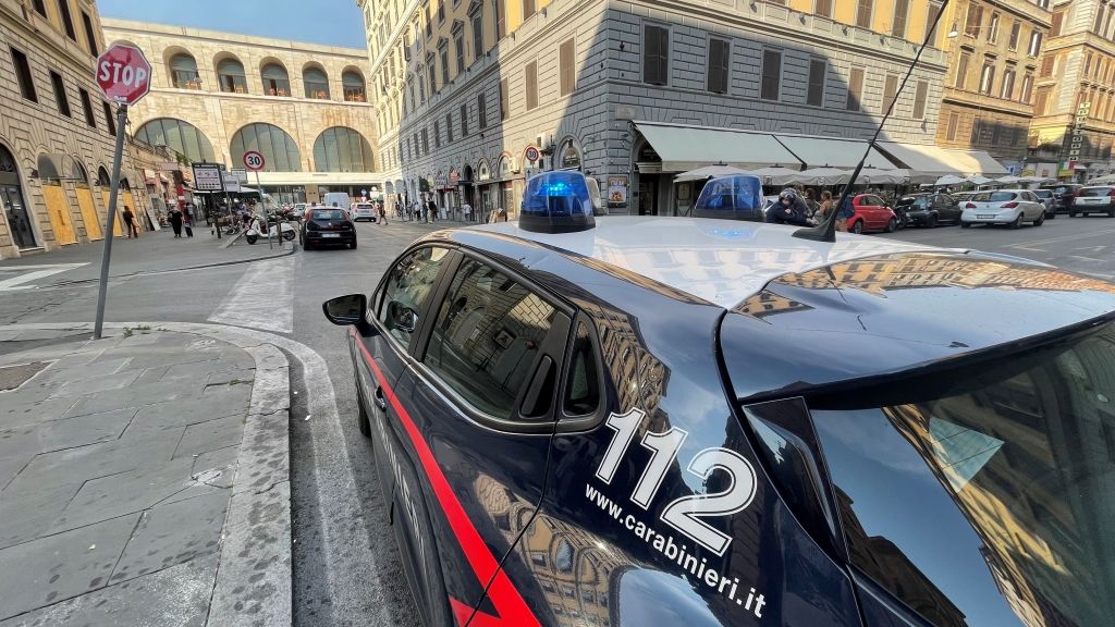 Una pattuglia dei Carabinieri nei pressi della stazione termini