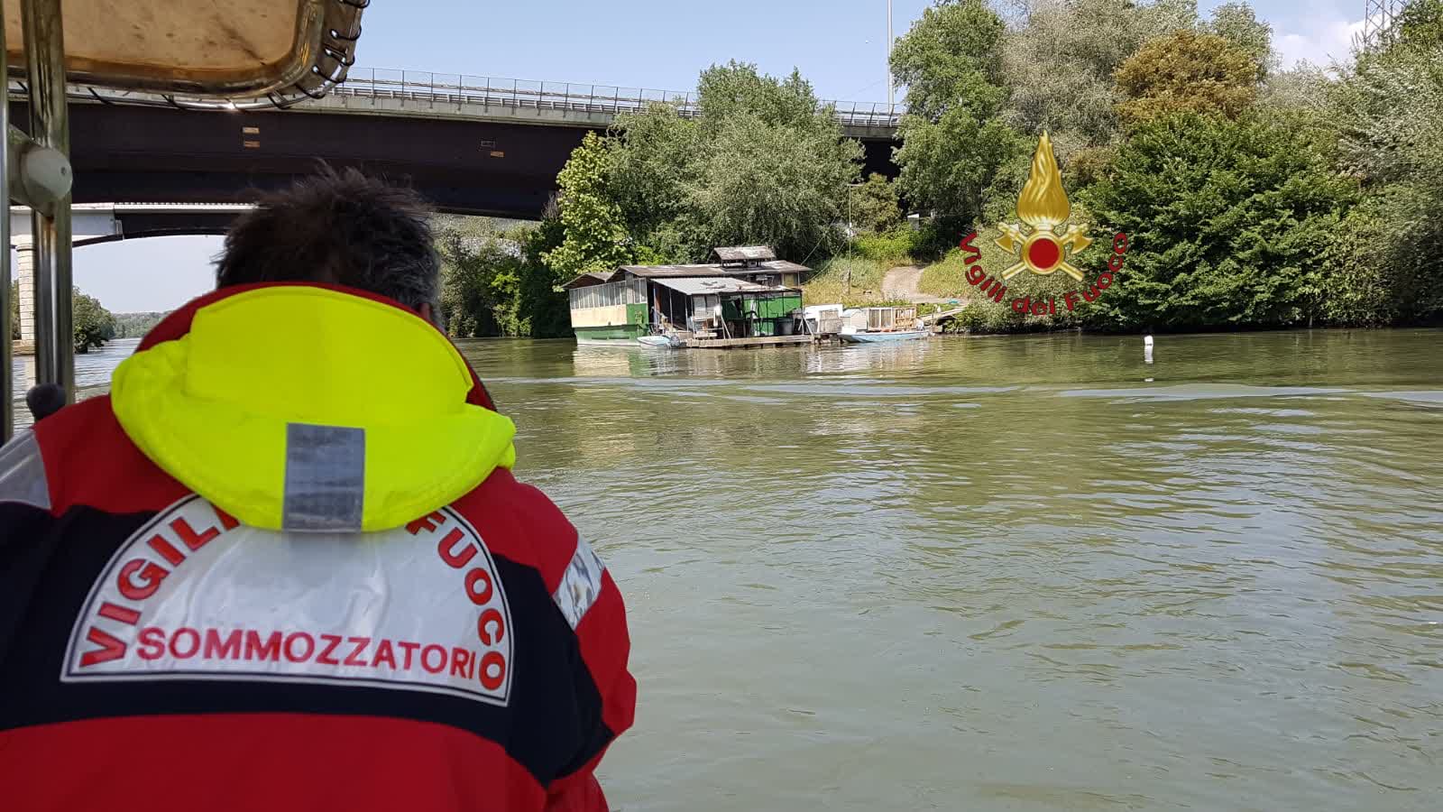 Roma, paura per un senzatetto che dormiva sulla banchina del Tevere. Questa mattina l'intervento dei sommozzatori per metterlo in salvo.