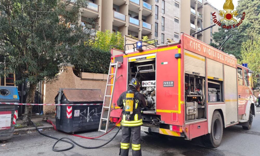 Principio di incendio in un magazzino, intervento dei Vigilii del Fuoco