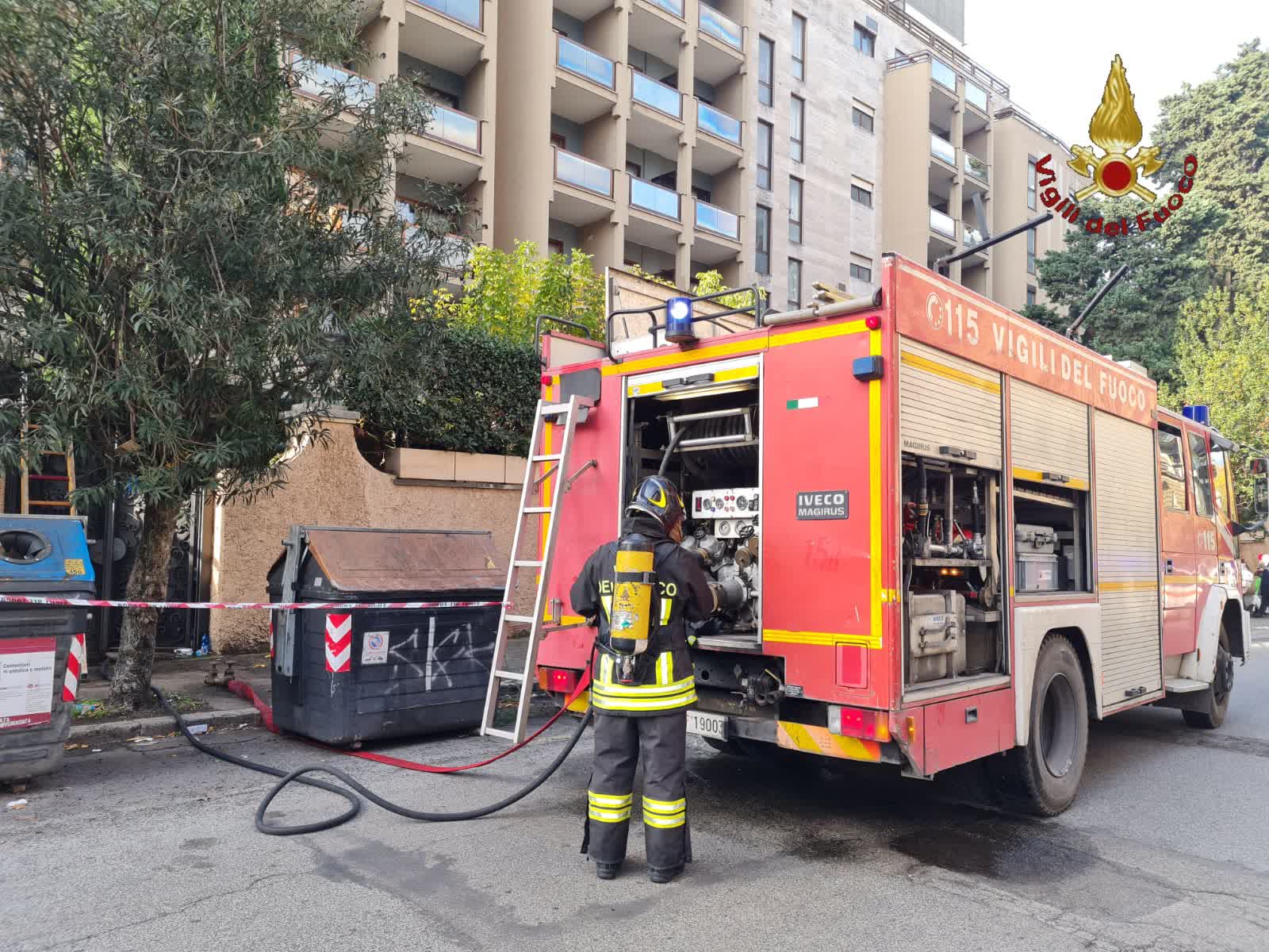 Principio di incendio in un magazzino, intervento dei Vigilii del Fuoco