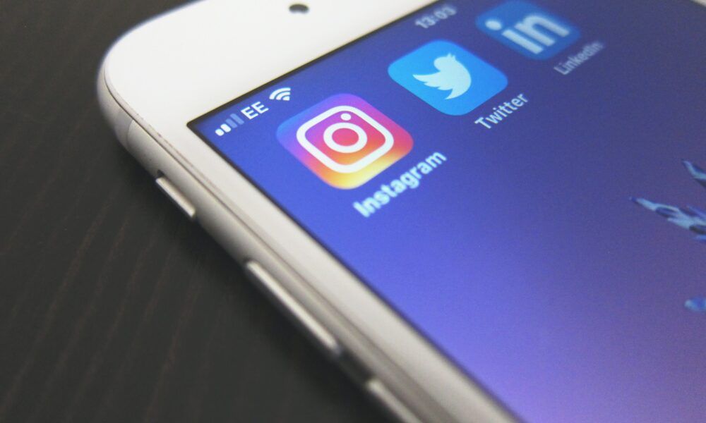 «Zitta o diffondo in rete le tue foto nuda»: prima la adesca sui social e poi la minaccia «Zitta o diffondo in rete le tue foto nuda»: prima la adesca sui social e poi la minaccia