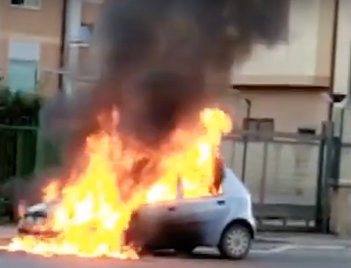 incendio auto Pomezia