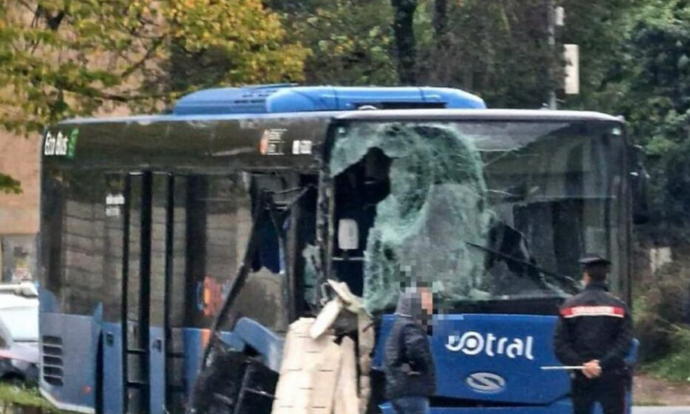 si schianta con l'autobus contro una caserma Bracciano