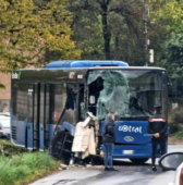 si schianta con l'autobus contro una caserma Bracciano