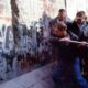 Persone picconano il Muro di Berlino