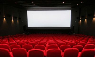 Sala di un cinema con poltrone rosse