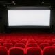 Sala di un cinema con poltrone rosse