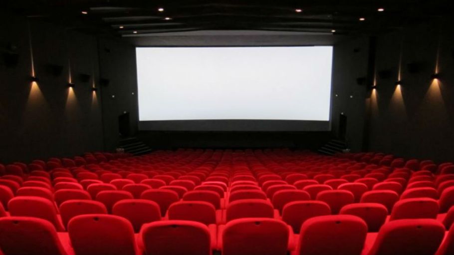 Sala di un cinema con poltrone rosse