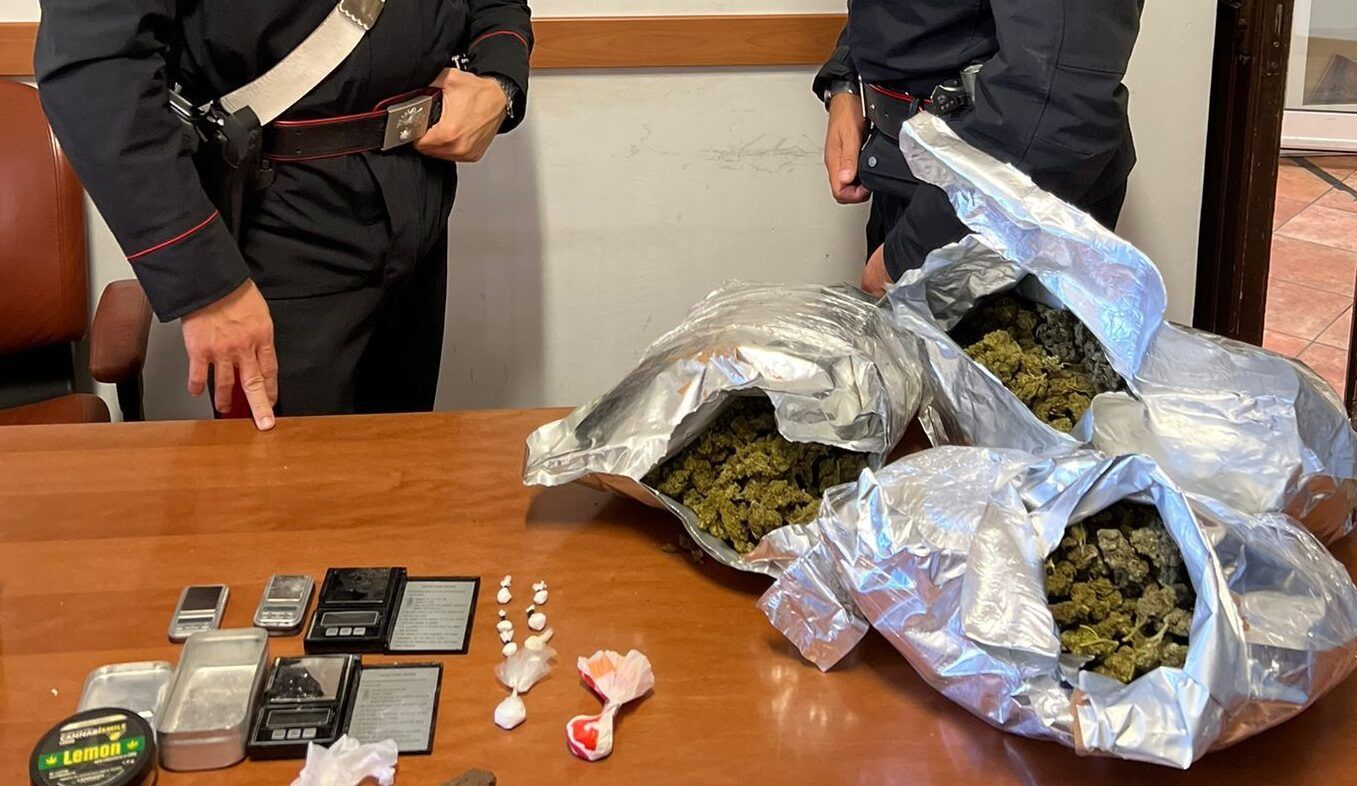 Carabinieri e droga sequestrata all'Appio