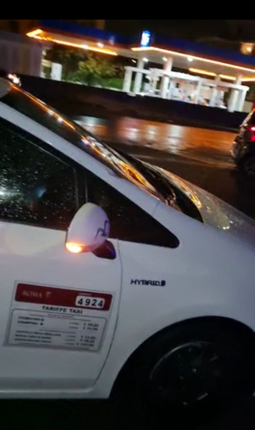 taxi colpito dall'albero