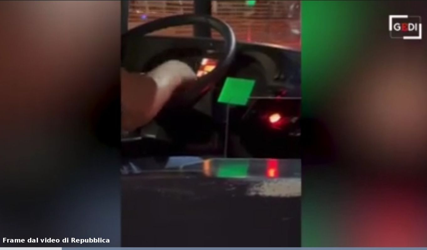 Frame video di repubblica autista atac intento a grattare il gratta e vinci alla guida