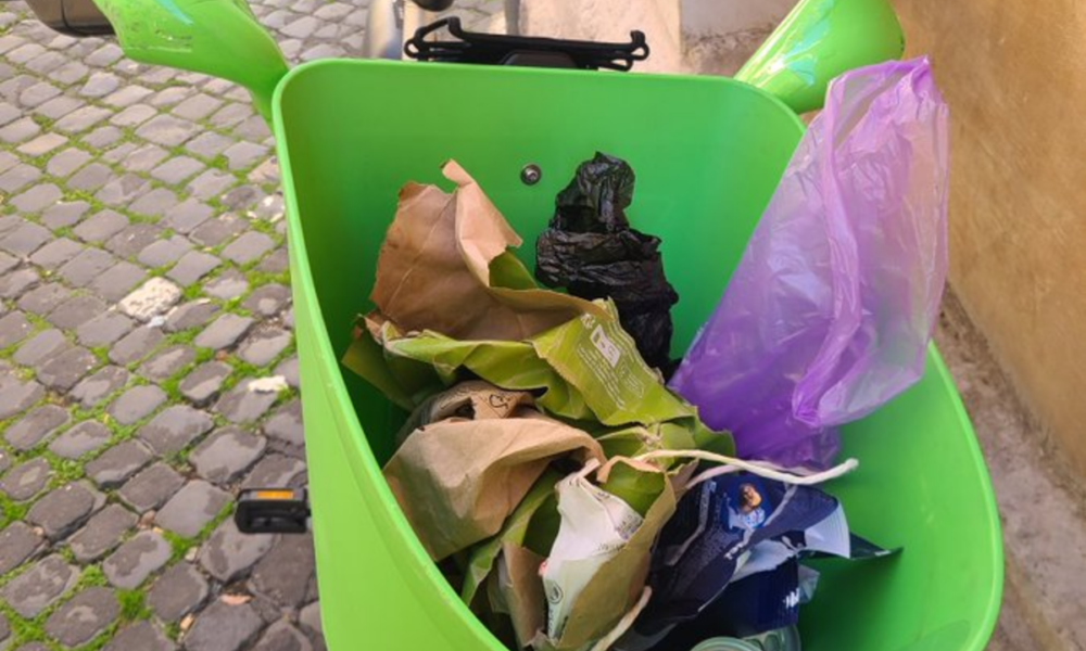 Ilaria Capua, rifiuti ed escrementi di cani nel cestino della bici, l’accusa: “Romani zozzoni”. Scoppia la polemica