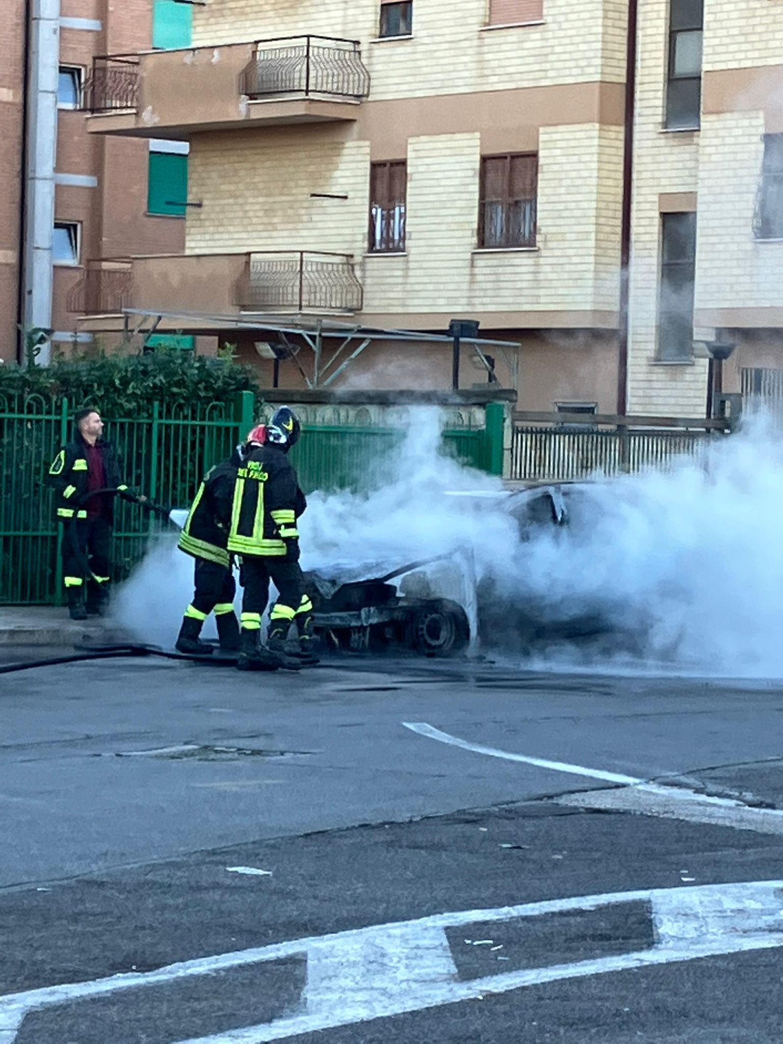 incendio auto Pomezia