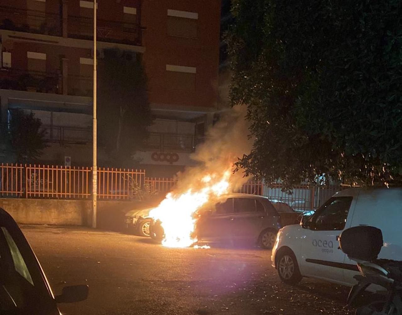Roma, incendiate 4 auto nella notte, paura tra i residenti a Villa Gordiani (FOTO E VIDEO)