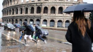 Roma, il maltempo non accenna a placarsi: violente piogge si sono abbattute questo pomeriggio sul litorale.