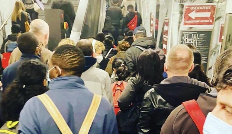 Assembramenti a una fermata della Metro C di Roma