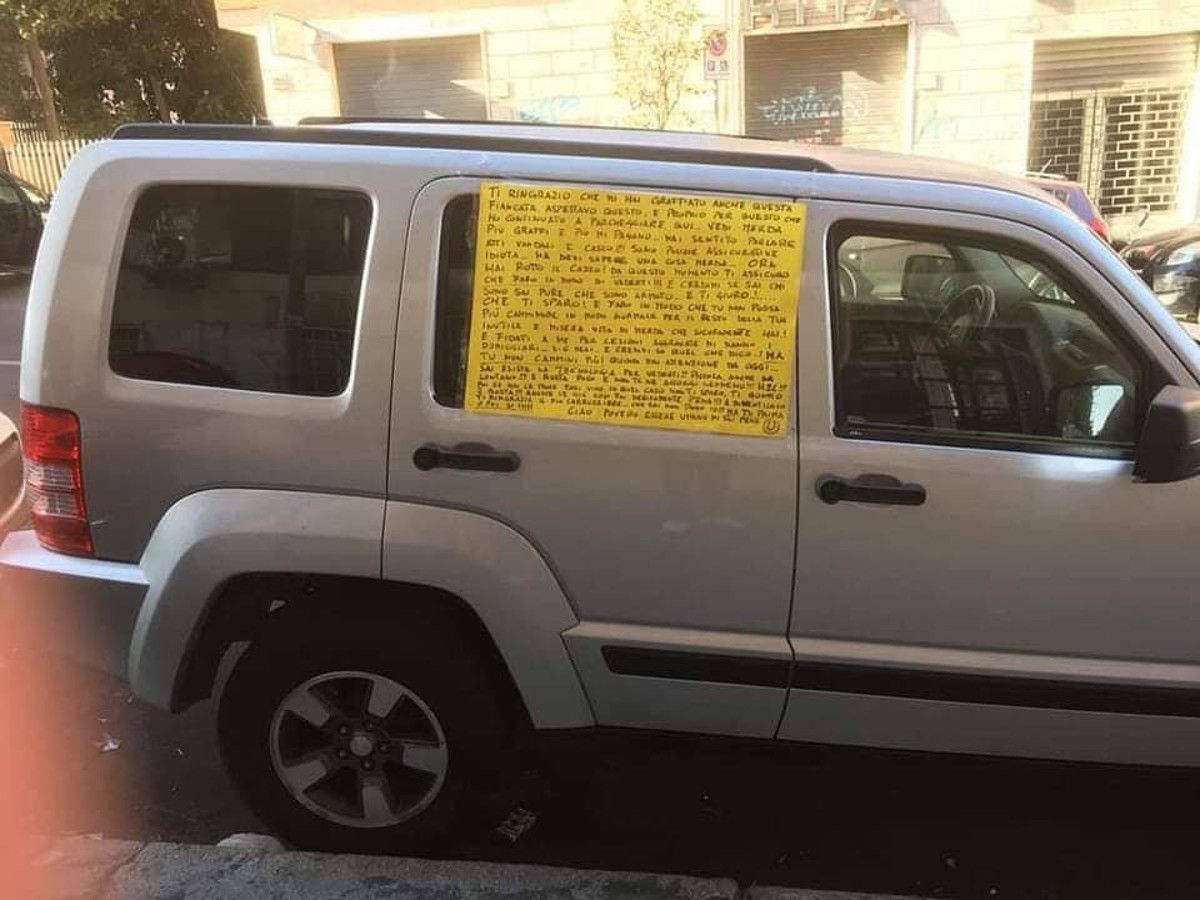 Il biglietto attaccato sull'auto parcheggiata a Roma