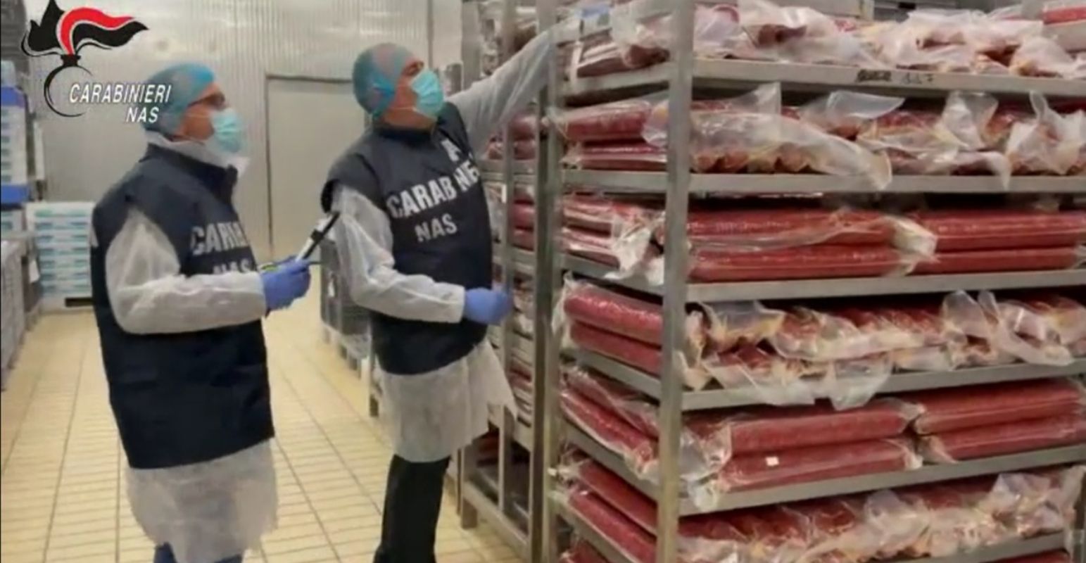 Frame dal video dei NAs che sequestrano carne contaminata per listeria