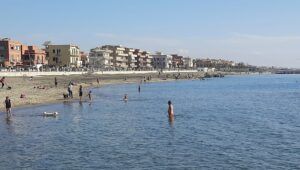 Persone al mare il Primo Novembre sul Litorale Romano