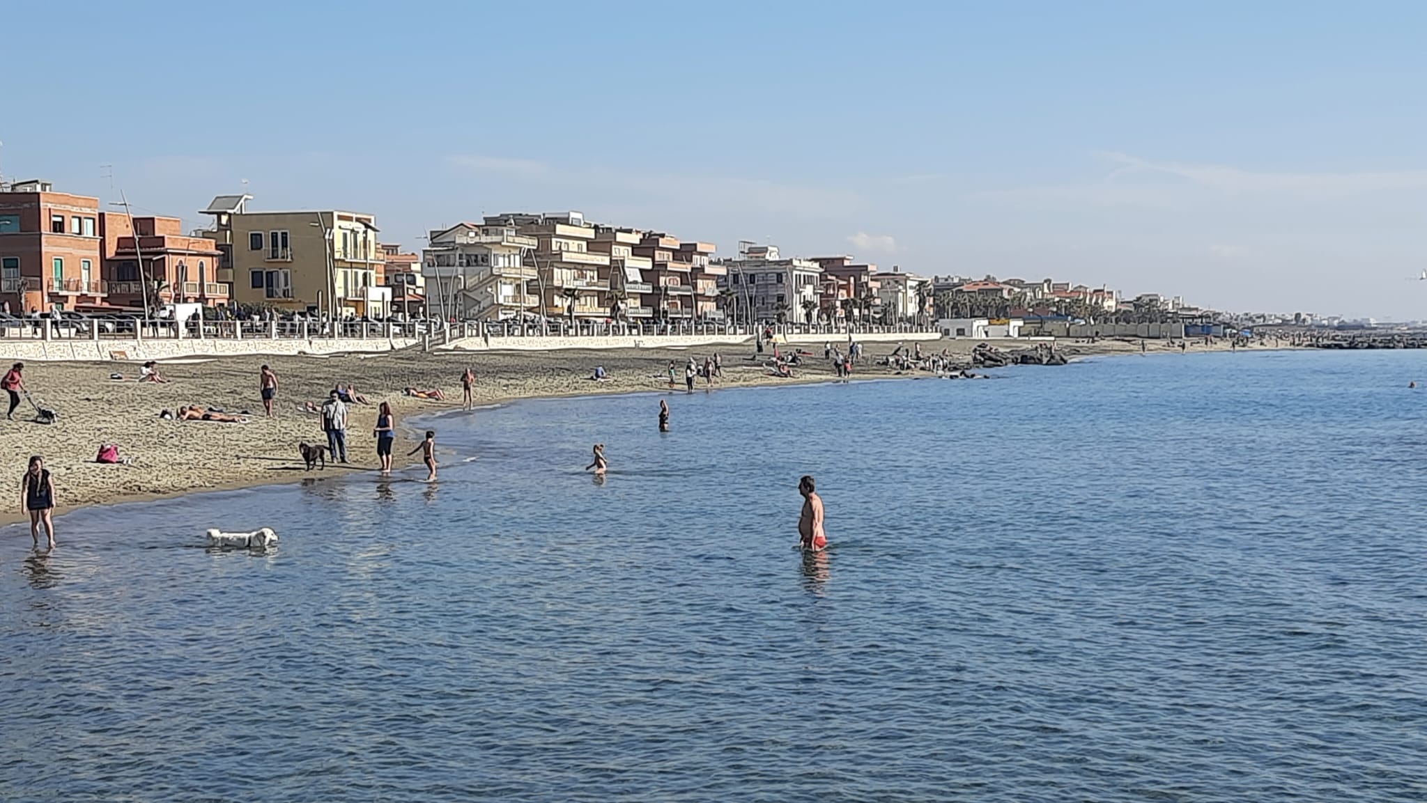 Persone al mare il Primo Novembre sul Litorale Romano