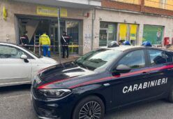 Carabinieri sul luogo della rapina a Torpignattara