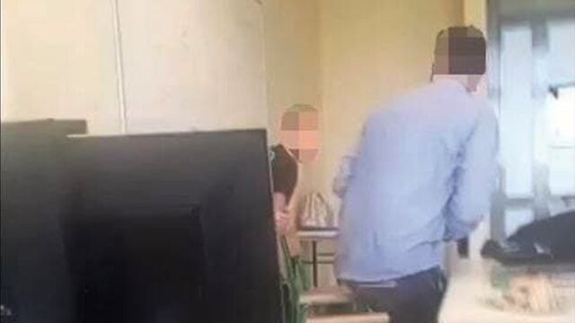 Professore dà un pugno nello stomaco a un proprio alunno in una scuola di Pontedera