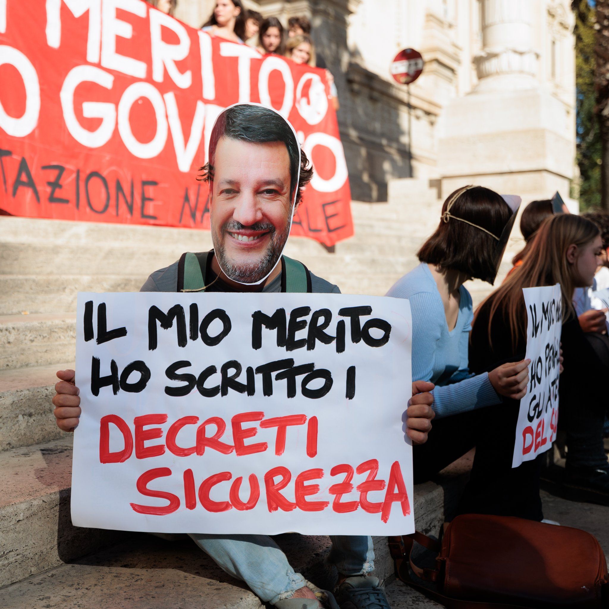 flash mob degli studenti davanti al ministero per protestare contro il Governo