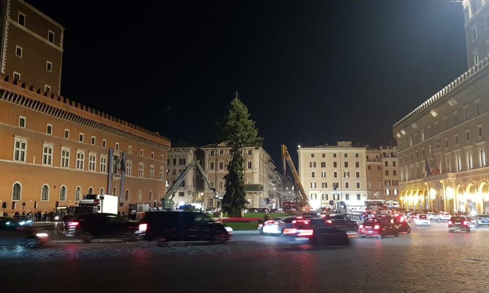 el árbol de Navidad en Piazza Venezia iluminado por energía fotovoltaica