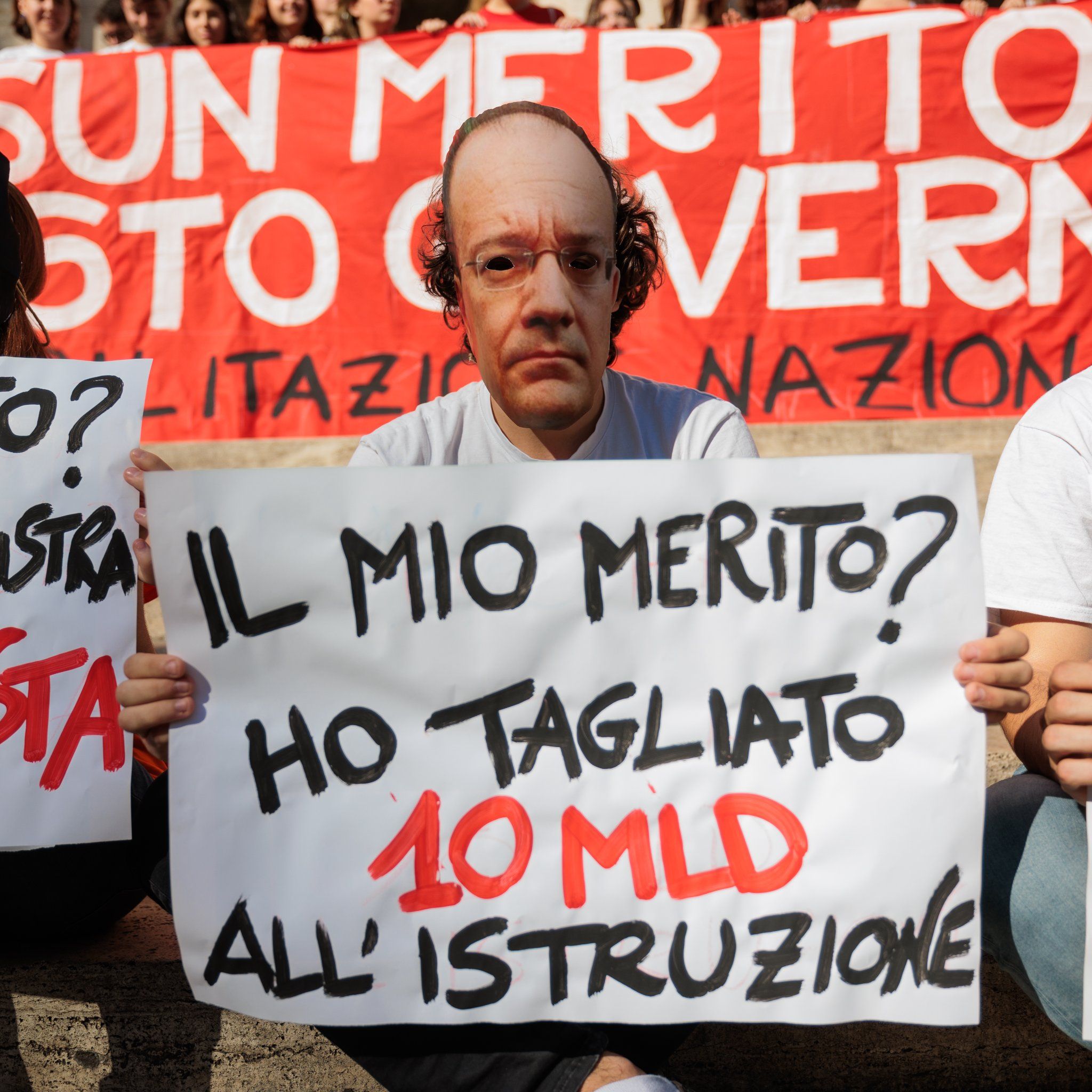 flash mob degli studenti davanti al ministero per protestare contro il Governo