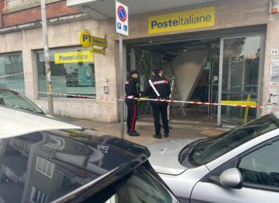 Carabinieri sul luogo della rapina a Torpignattara