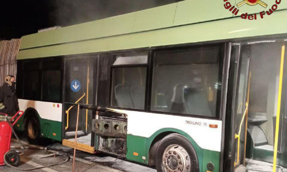 Roma: a fuoco questa notte rimessa Atac: filobus divorato dalle fiamme