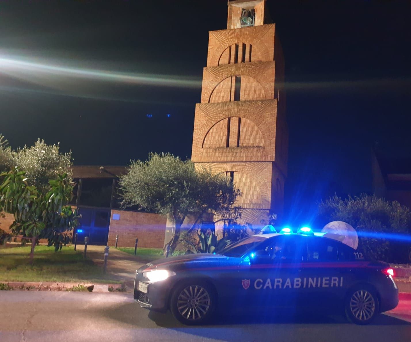 Carabinieri nella chiesa a Lavinio dopo il furto