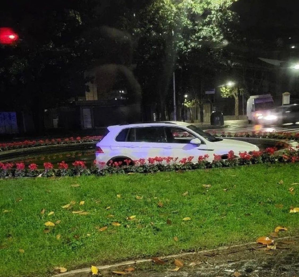 Roma, ancora un'auto nella fontana dell'Eur