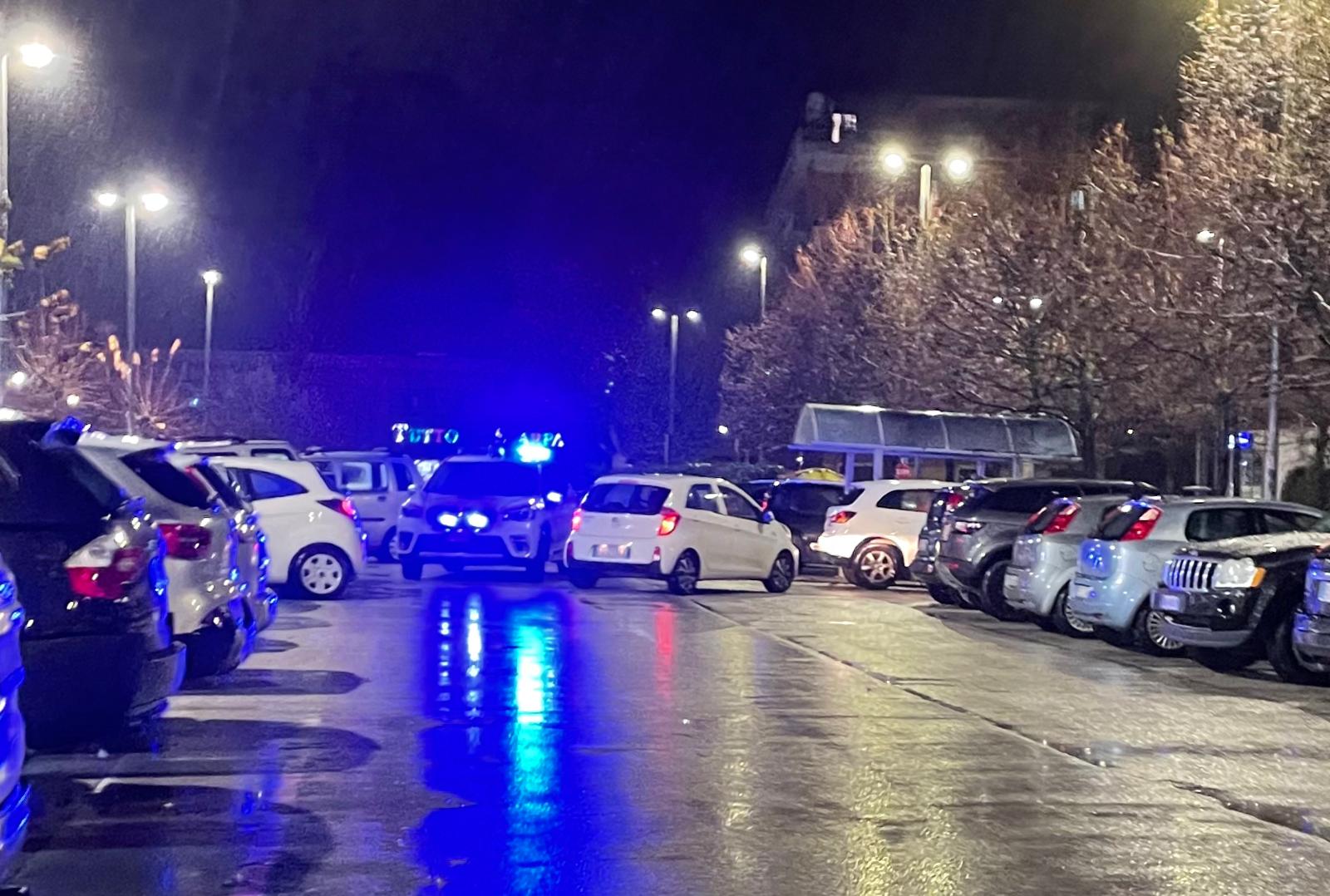 Ambulanza per soccorrere l'uomo colpito da un malore durante la dimostrazione sportiva