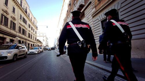 Carabinieri a piedi fermano ladro a piazza nicosia a roma