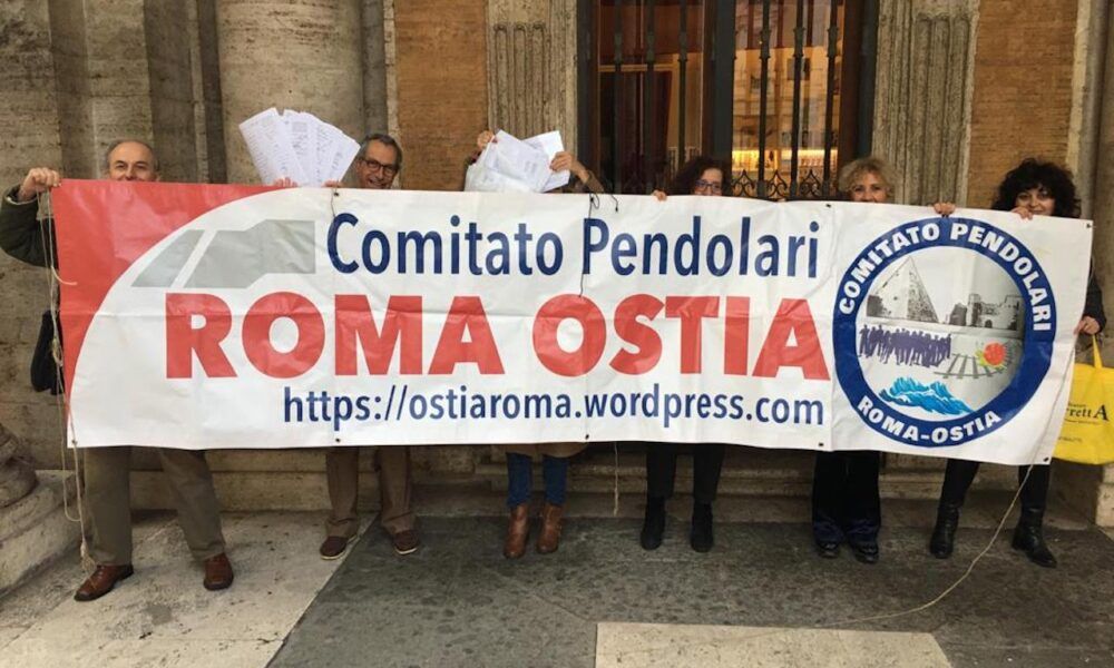 Firme protesta comitato pendolari Roma Lido