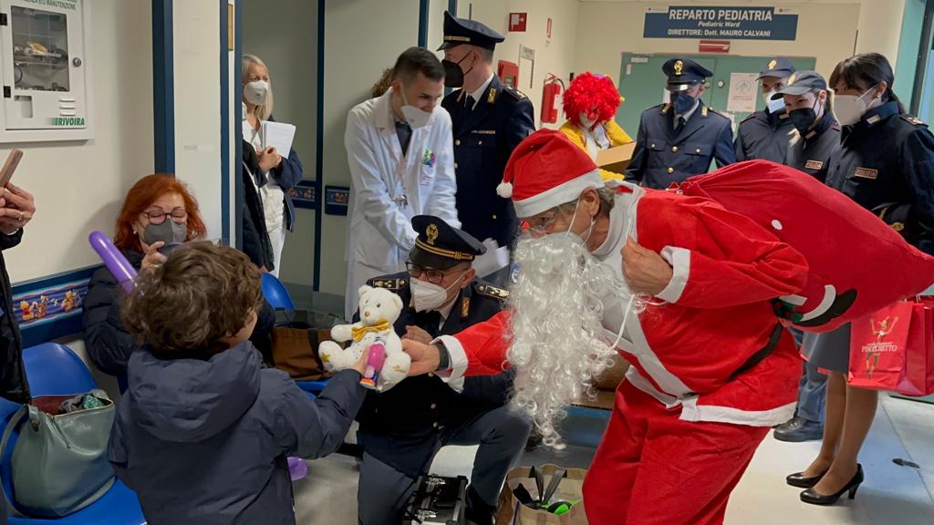 polizia in visita ai bambini del San Camillo