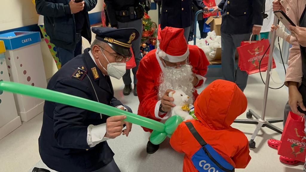 polizia in visita ai bambini del San Camillo