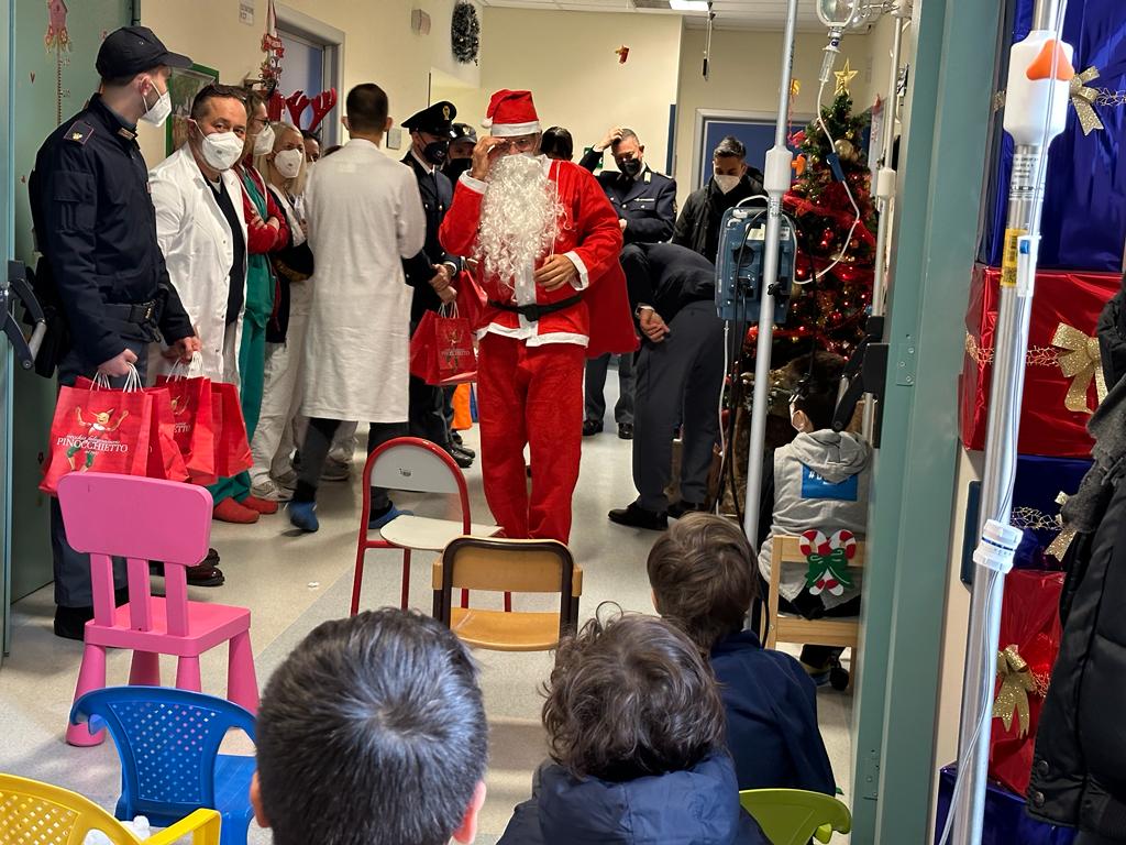 polizia in visita ai bambini del San Camillo