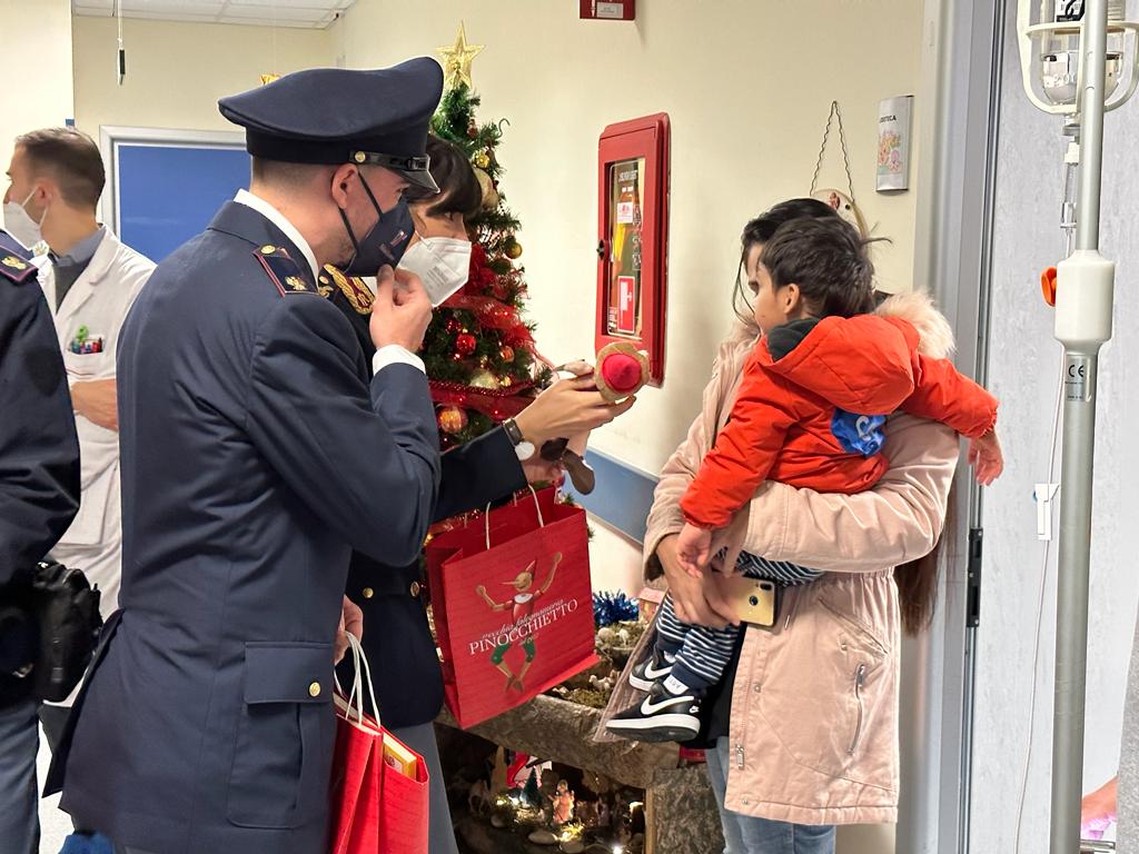 polizia in visita ai bambini del San Camillo