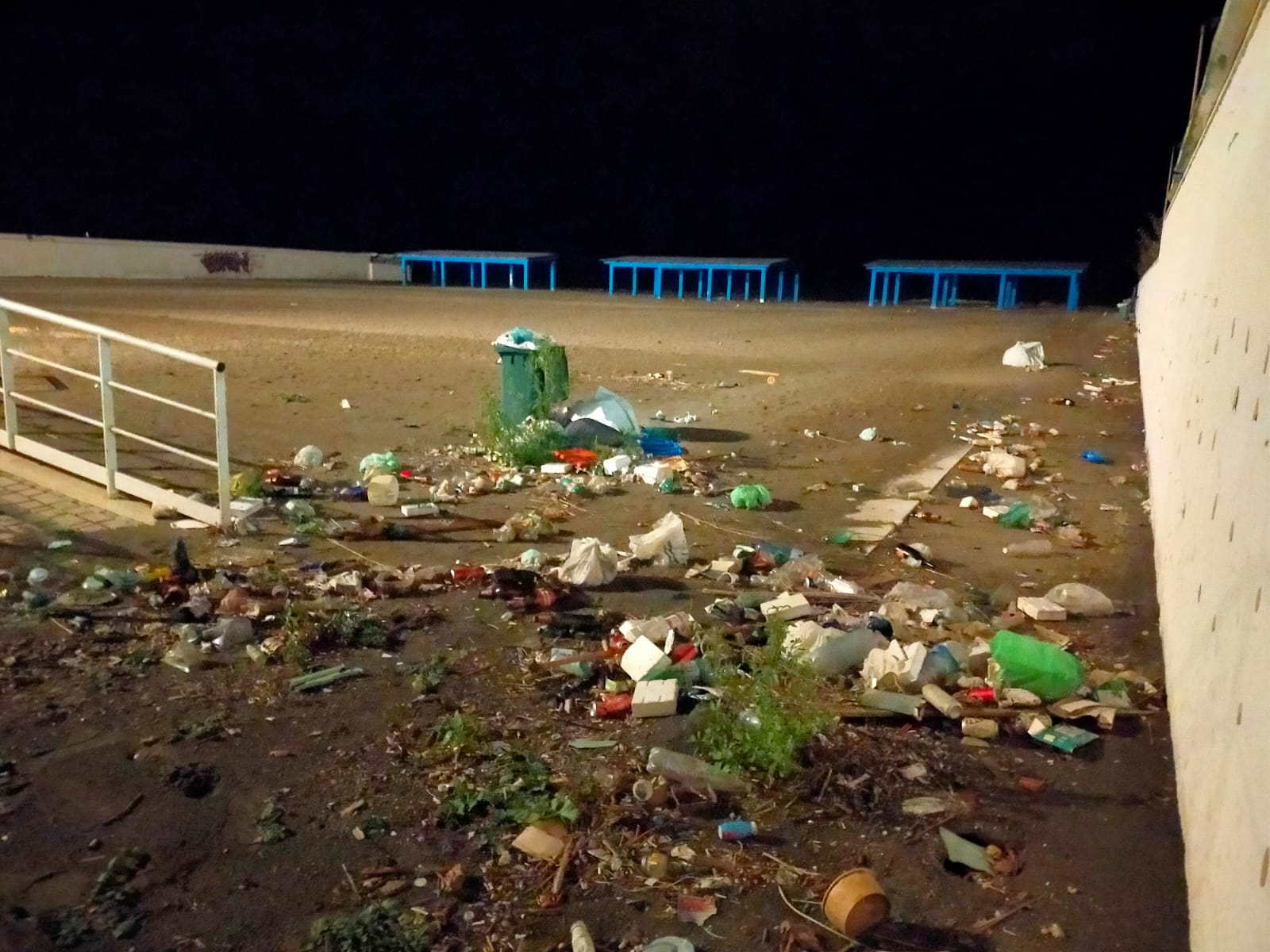 Spiaggia ostia rifiuti